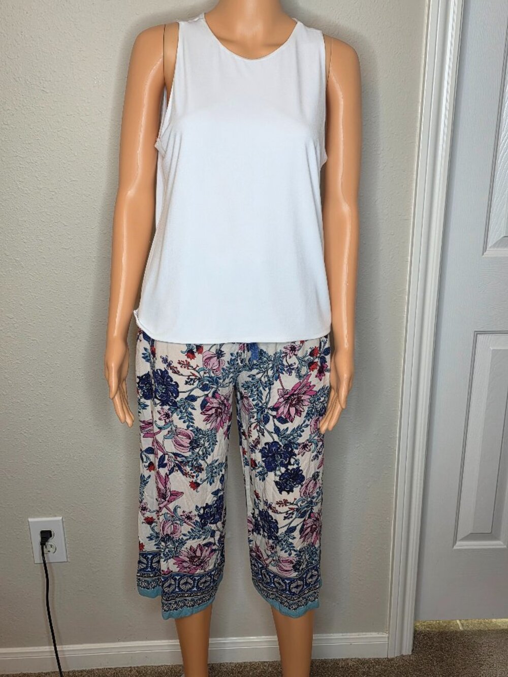 Angie Floral Print, Lightweight Cropped Pants, Size Medium